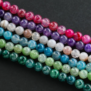 Macro-detail van kleurrijke agaatkralen met ijsbarsttextuur voor DIY-sieraden maken