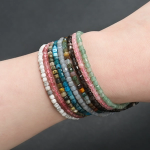 Bracciale multifilo con perline quadrate in pietra naturale sfaccettata al polso