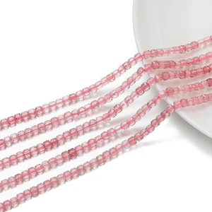 Dettaglio di perle quadrate sfaccettate in quarzo fragola rosa per creazioni fai-da-te