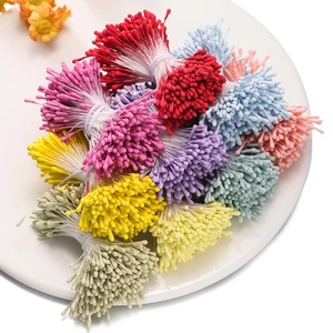 Vista macro di pistilli opachi colorati da 2mm per la creazione di fiori fatti a mano