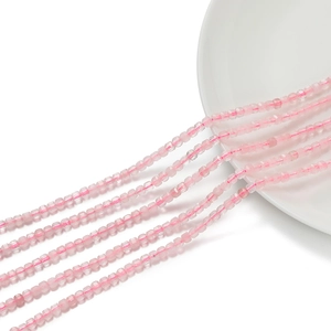 Vista macro di perline quadrate sfaccettate in quarzo fragola 3mm per bijoux fai-da-te