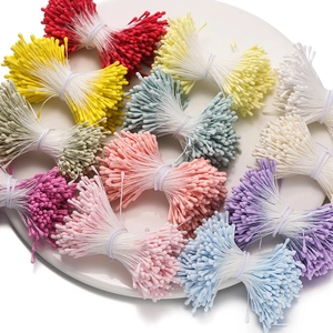 Vista macro di stami colorati da 2mm a doppia testa per fiori artificiali e fai-da-te