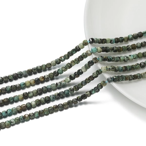 Dettaglio macro di perle quadrate sfaccettate in pietra naturale da 3mm in verde e grigio