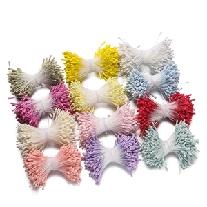 Dettaglio di pistilli colorati opachi da 2 mm a doppia testa per creazioni artigianali