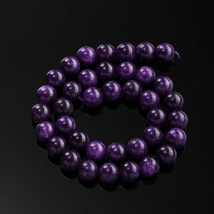 Macro-opname van gepolijste paarse drakenagaat kralen voor DIY-sieraden maken