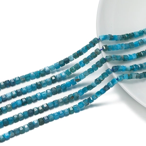 Dettaglio di perle a cubo in apatite blu da 3mm con sfaccettature per creare gioielli
