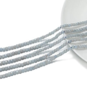 Dettaglio di perline a cubo da 3mm in pietra naturale blu chiaro sfaccettata per gioielli