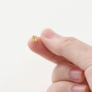 Nahaufnahme von 18K vergoldeten Blumenperlenkappen für DIY Schmuckzubehör