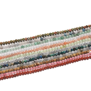 Vista dettagliata di perle in pietra naturale sfaccettata per la creazione di gioielli DIY