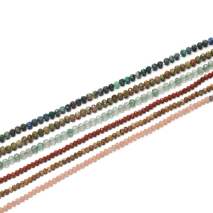 Primo piano di perline in pietra naturale sfaccettate da 2mm e 3mm in vari colori per DIY