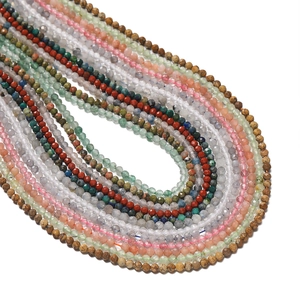 Dettaglio di perle sfaccettate in pietra naturale per creazione gioielli fai da te