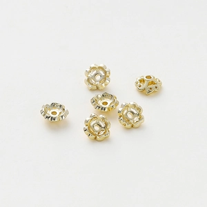 Makroaufnahme der 18K vergoldeten Blumen-Abstandshalter für DIY-Schmuckarmbänder