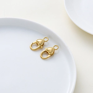 Dettaglio di moschettoni a forma di cuore placcati oro 18k per creazione gioielli