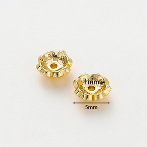 Detailansicht der 5 mm 18K vergoldeten Blumen-Perlenkappen mit 1 mm Loch für DIY Schmuck