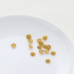 Makroansicht von 18K vergoldeten hohlen vierblättrigen Perlenkappen für DIY-Schmuck