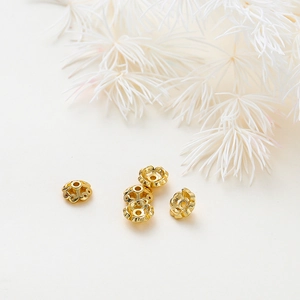Makroaufnahme von 18K vergoldeten Kleeblatt Perlenkappen für DIY-Schmuck