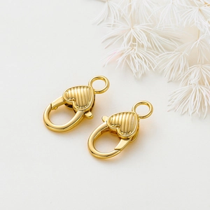 Dettaglio ravvicinato di chiusure a moschettone a forma di cuore placcate in oro 14K rigate