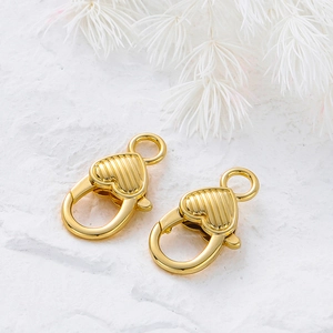 Dettaglio di chiusure a moschettone a cuore in oro 14K per la creazione di gioielli DIY