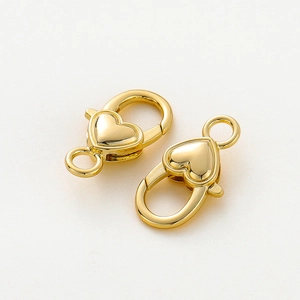 Dettaglio di moschettoni a forma di cuore placcati oro 18k per creazione di gioielli