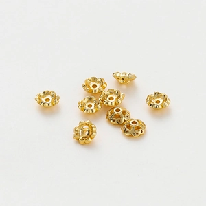 Makro-Detail von 18K vergoldeten hohlen vierblättrigen Blüten-Zwischenperlen für DIY-Schmuck