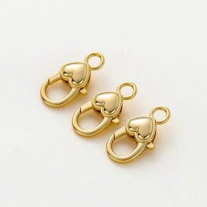 Tre fermagli a moschettone a forma di cuore placcati oro 18k per creazione gioielli