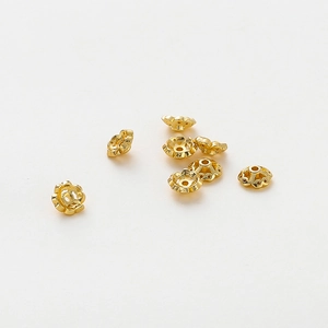 Makroaufnahme von 18K vergoldeten hohlen Kleeblatt-Abstandhaltern für DIY-Schmuck