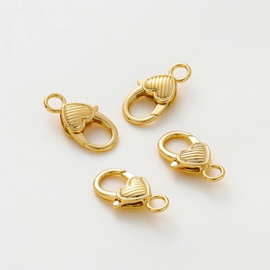 Dettaglio di chiusure a moschettone a cuore placcate oro 14K con trama a righe