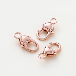 Vista dettagliata dei fermagli a moschettone a cuore placcati oro 18k per gioielli DIY