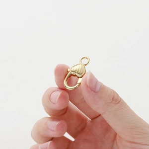 Vista dettagliata della chiusura a moschettone a cuore placcata oro 14K per gioielli DIY