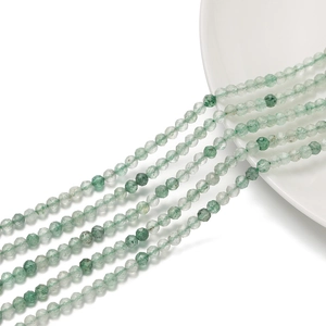 Dettaglio di perle sfaccettate in pietra naturale avventurina verde per gioielli fai da te