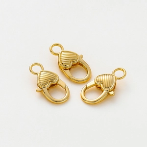 Dettaglio di chiusure a moschettone a cuore in oro 14K striate per gioielli fai da te