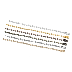 Dettaglio di catenine a sfere DIY con connettori in sette diverse finiture metalliche