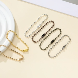 Dettaglio del set di catene a sfere colorate con connettori in oro argento e bronzo