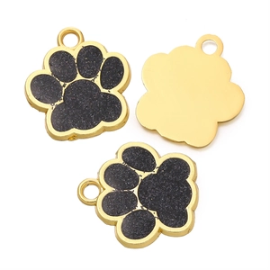 Gros plan de pendentifs pattes en alliage avec paillettes et placage en or