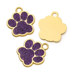 Détails macro de pendentifs empreintes de pattes violettes pailletées pour bijoux