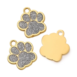 Vue macro de pendentifs pattes dorés avec paillettes argentées et dos en métal lisse