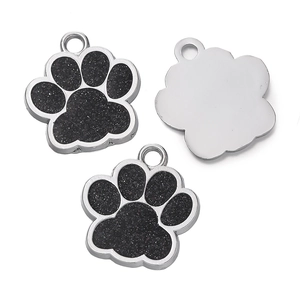 Détails de pendentifs pattes en argent avec finition pailletée noire et anneaux de fixation