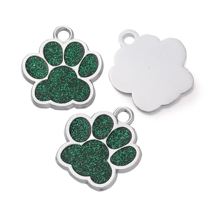 Vue détaillée des pendentifs pattes argentés avec paillettes vertes et finition polie