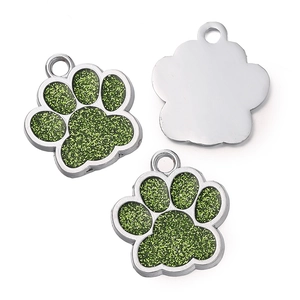 Vue détaillée des pendentifs pattes à paillettes vertes avec dos en métal et trou