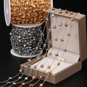 Vista macro de cadenas de bricolaje en forma de corazón doradas y plateadas para joyas