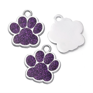 Détail du pendentif patte en alliage argenté avec paillettes mauves et anneau supérieur