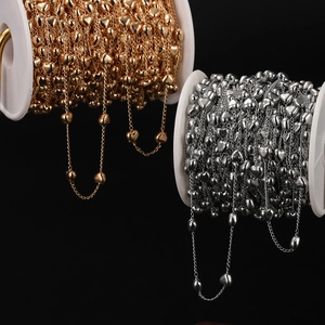 Vista macro de cadenas para DIY en forma de corazón bañadas en oro y plata en carrete