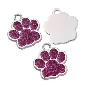 Détail de breloques patte de chien violettes pailletées en alliage avec anneau intégré