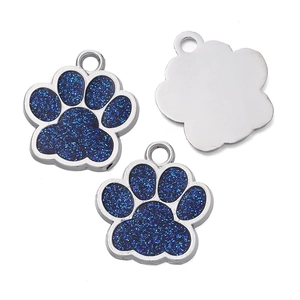 Détail de breloque patte en alliage avec paillettes bleu foncé et dos argenté poli