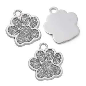 Vue détaillée de pendentifs pattes à paillettes argentées avec dos poli pour bijoux DIY
