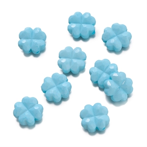 Vista de cuentas de trébol de cuatro hojas en acrílico azul claro con superficie tallada