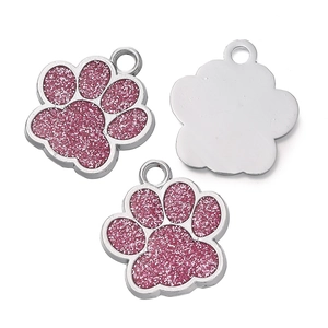 Vue détaillée de pendentifs patte argentés avec incrustation de paillettes roses et dos poli