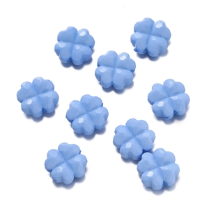 Cuentas de trébol de acrílico azul claro facetadas para joyería DIY en fondo blanco