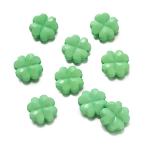 Detalle de 8 cuentas de acrílico verde claro con forma de trébol para crear joyas de DIY