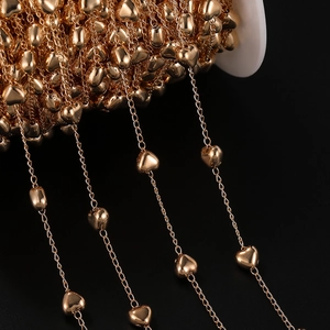 Primer plano de cadena de eslabones de corazón dorado para bisutería DIY en carrete